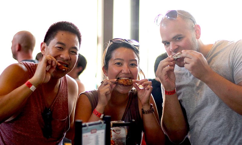friends-eating-wings-san-diego