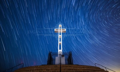 Časosběrný noční pohled na Mount Soledad Cross v La Jolla