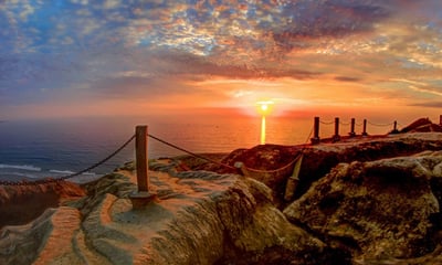 Pusul de soare pe plaja Blacks Beach din La Jolla