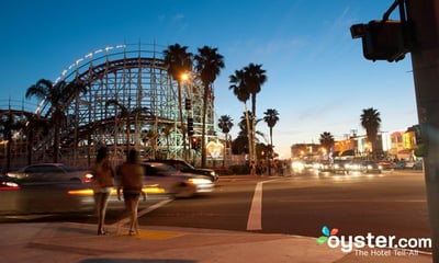 Vederea nocturnă a roller coaster-ului de la Mission Bay